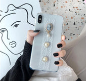 Vintage lace girl | IPhone