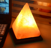 Base de madera pirámide de sal del himalaya