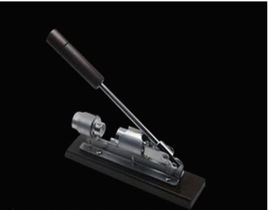 Multifunctional walnut clip