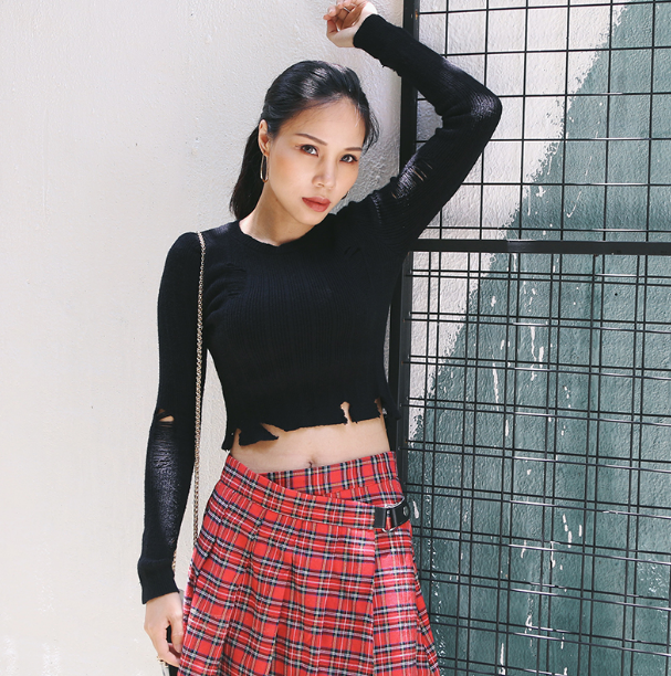 Irregular hole exposed navel sweater