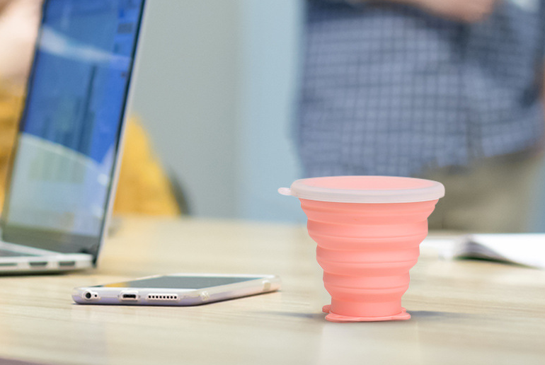 New silicone folding cup Travel silicone mouthwash cup Outdoor creative water cup Ultra-thin silicone cover