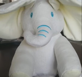 Las orejas se moverán para cantar muñecos de peluche de elefante