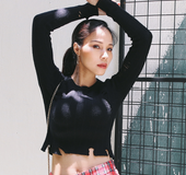 Irregular hole exposed navel sweater