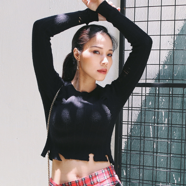 Irregular hole exposed navel sweater