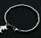 Pulsera exquisita plateada con accesorios de acero