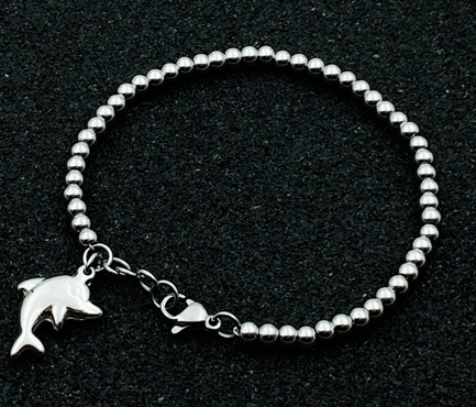 Pulsera exquisita plateada con accesorios de acero