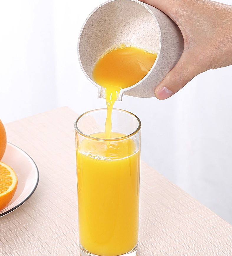 Household simple creative wheat straw manual juicer