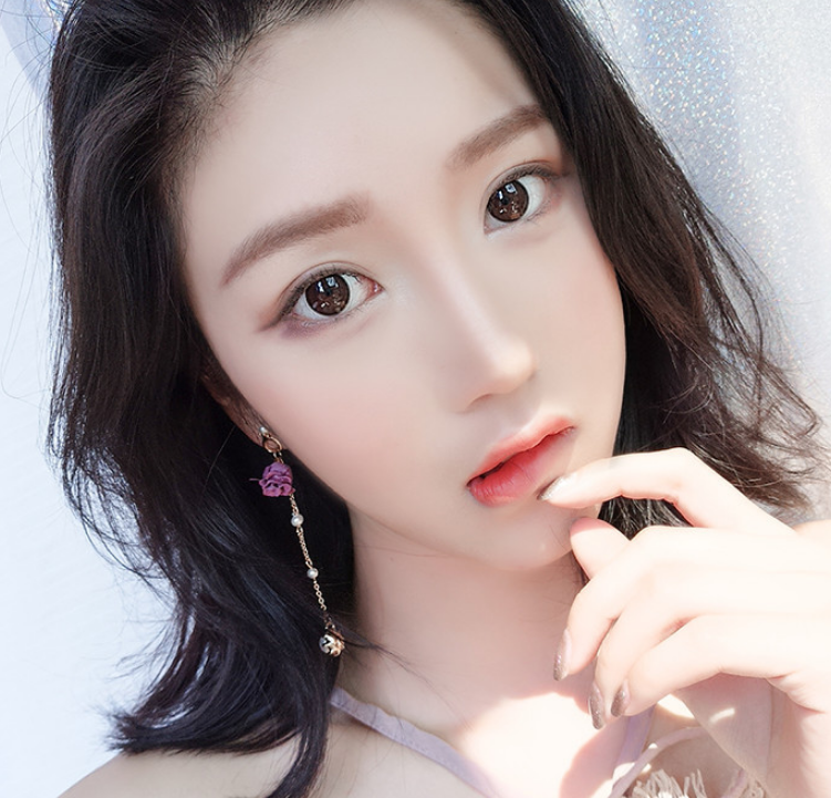 Flower earrings lady