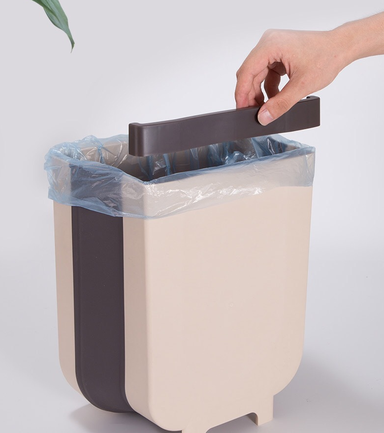 Hanging collapsible trash can