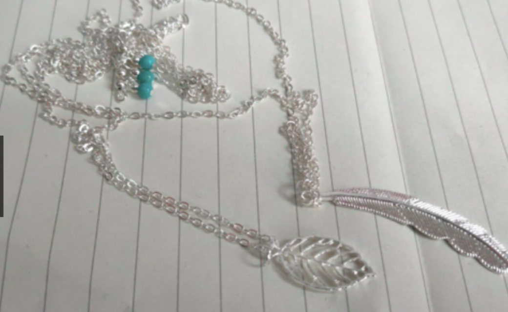 Collares de color dorado