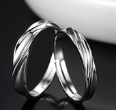 Couple love intertwined ring