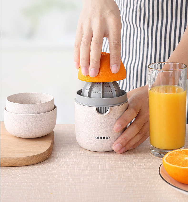 Household simple creative wheat straw manual juicer