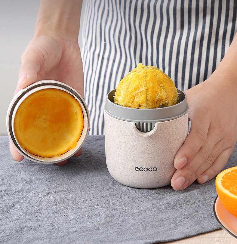 Household simple creative wheat straw manual juicer