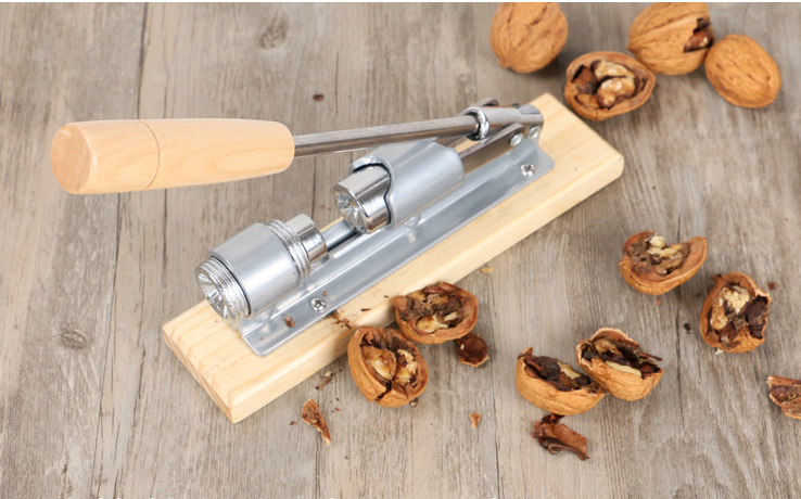 Multifunctional walnut clip