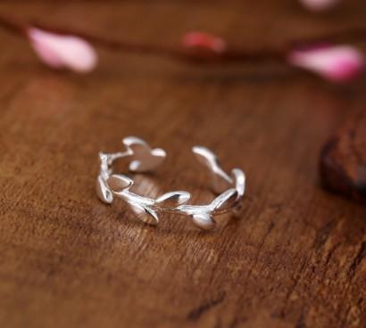 Olive leaf imitates silvering