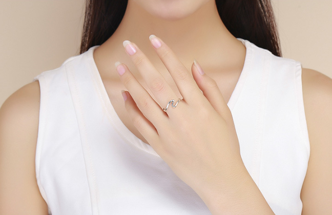 Stylish zircon ring